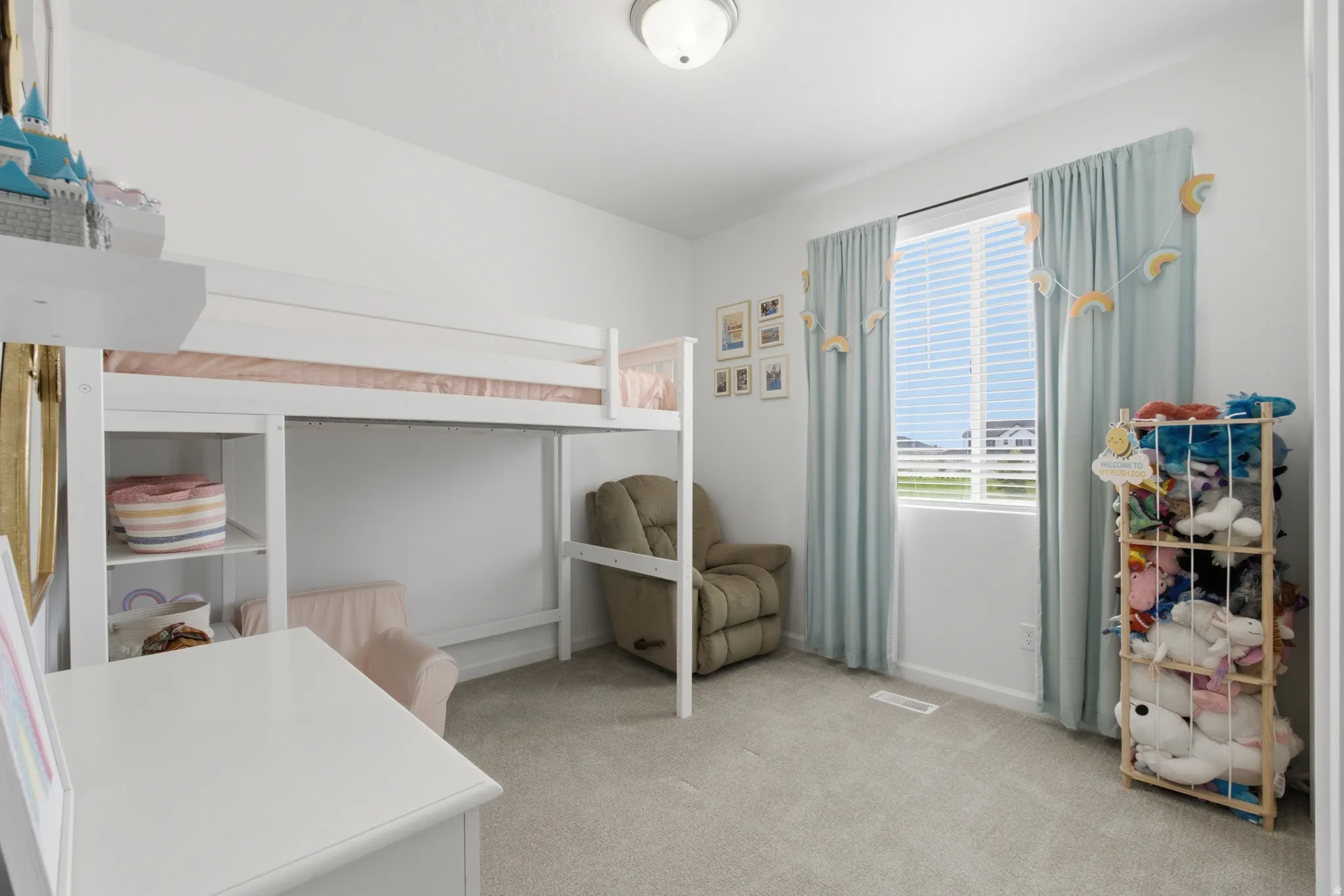 White walls with neutral carpeting