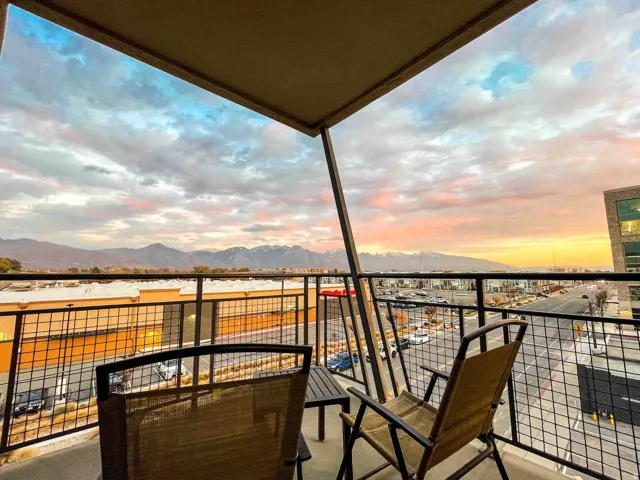 Private balcony featuring a metal grid railing and concrete flooring