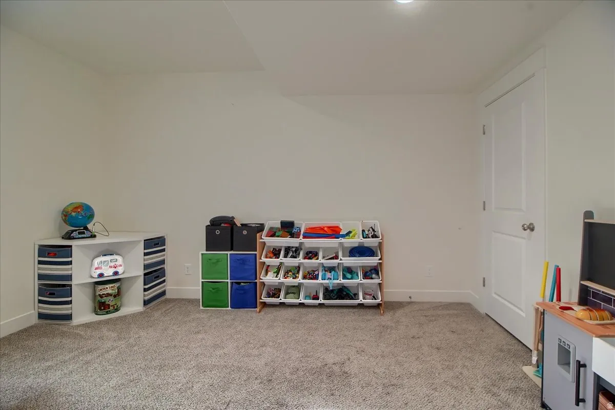 Neutral wall finishes, recessed lighting, and white baseboards