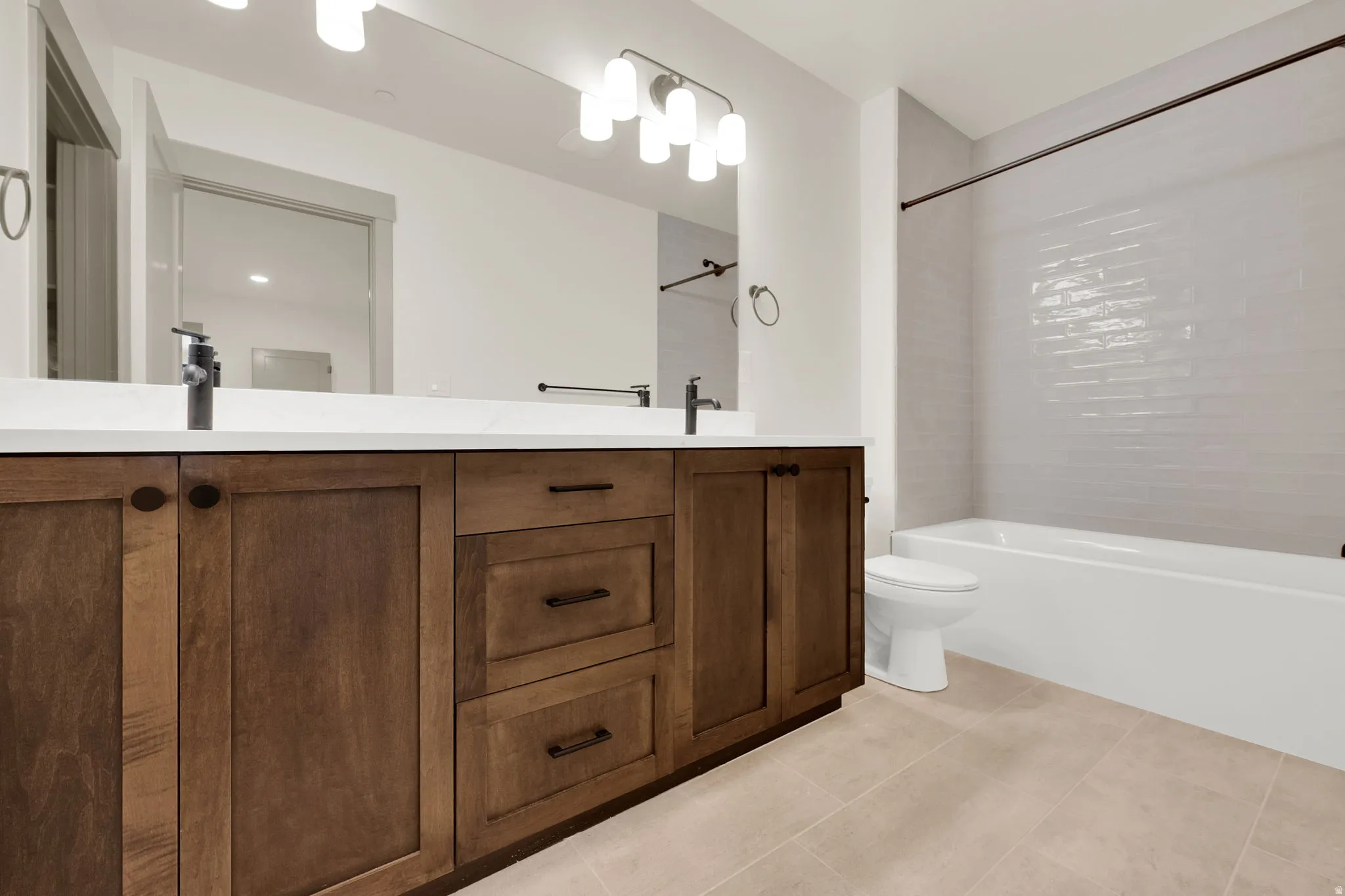 Double vanity in ensuite bathroom