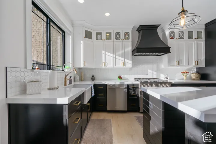 Modern kitchen featuring a two-tone cabinetry design with white upper cabinets and dark lower cabinets