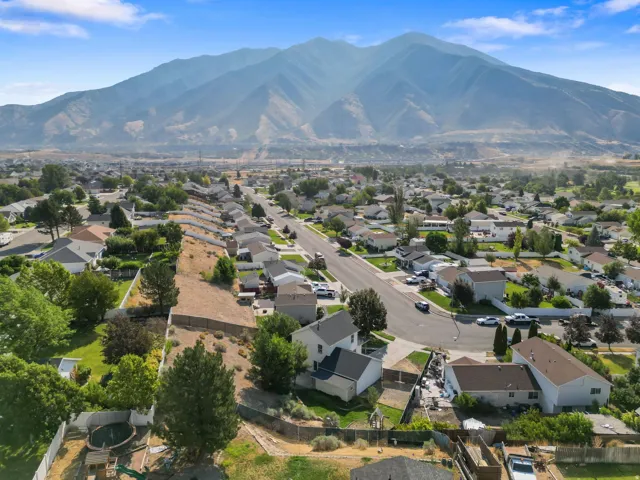 Expansive neighborhood with a prominent mountain backdrop