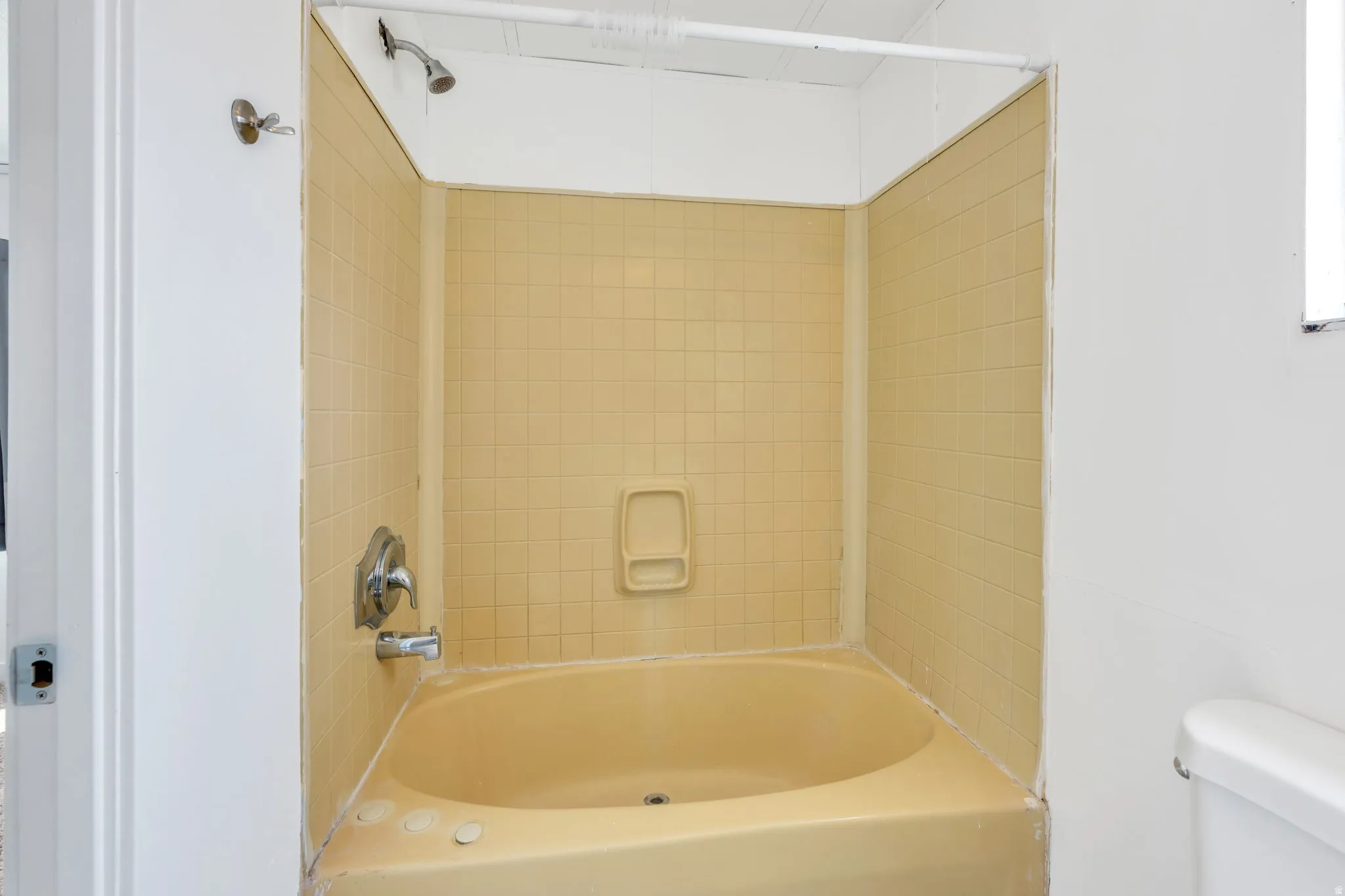 Bathtub with tiled surround and integrated soap dish