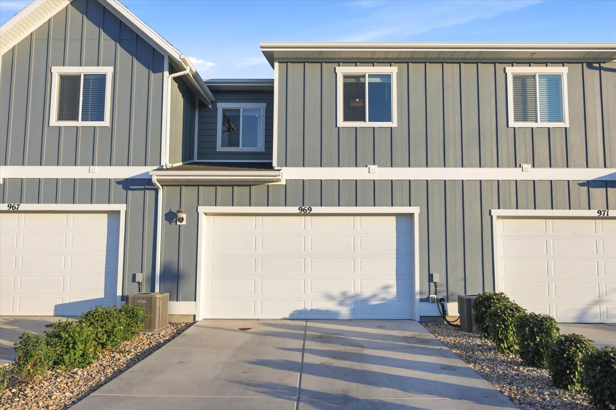 2 car garage and room for 4 cars in the driveway