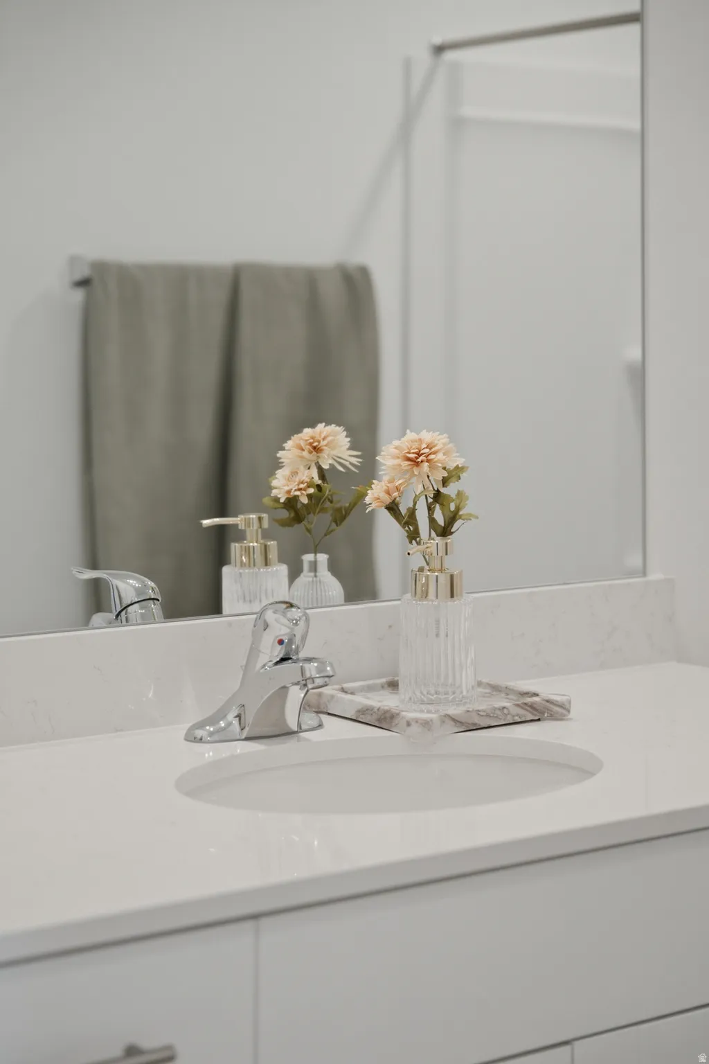 Integrated vanity with a white countertop and undermount sink