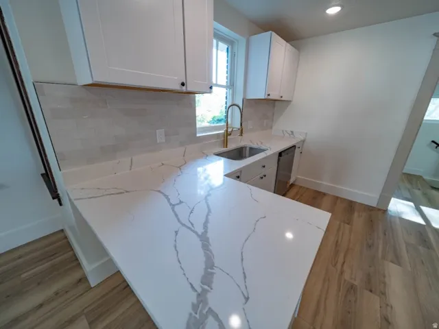 L-shaped countertop with pronounced veining, complemented by white shaker cabinetry and a subway tile backsplash