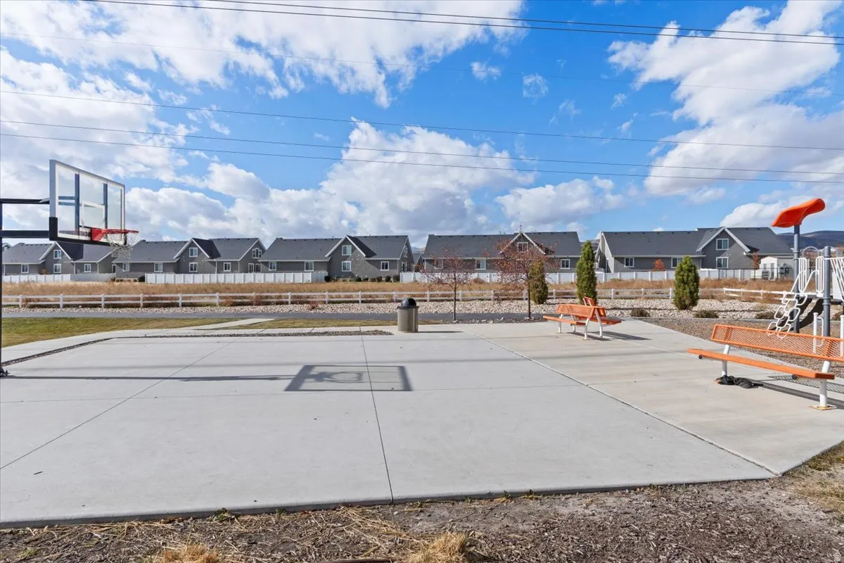 AMENITIES - Community basketball court