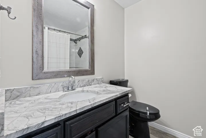 White and gray marble-patterned countertop with an integrated sink