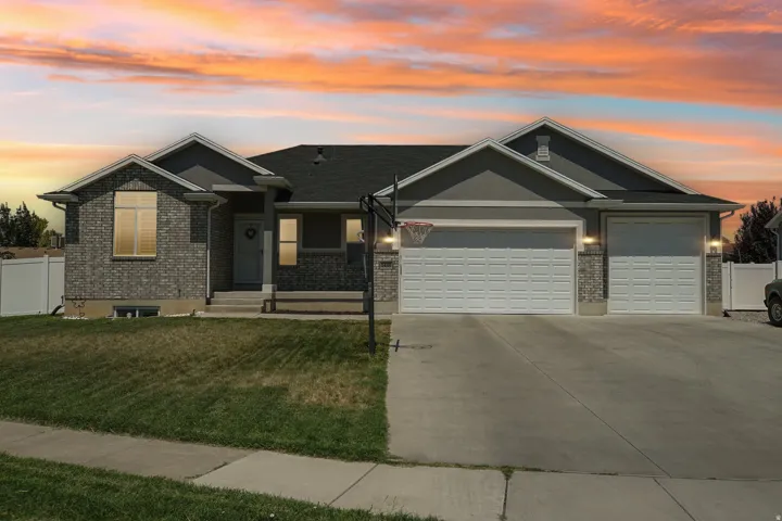 1438 W 2535 N, Clinton, Utah 84015