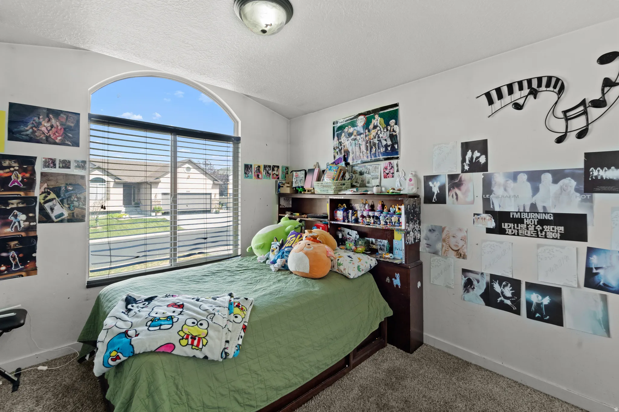 Arch-top window featuring horizontal blinds