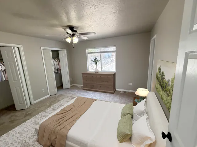 Ceiling fan with integrated lighting