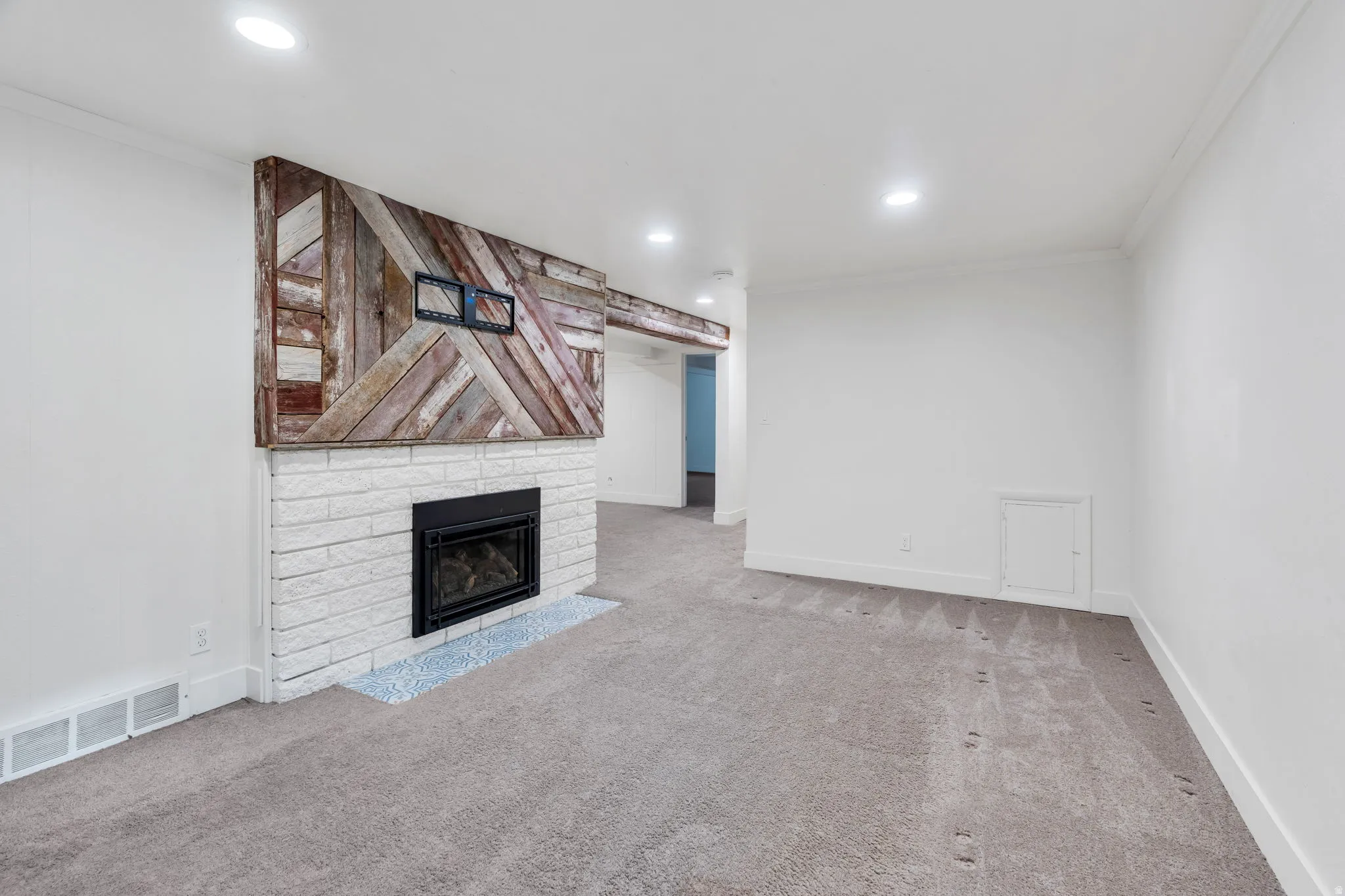 Spacious room with fireplace