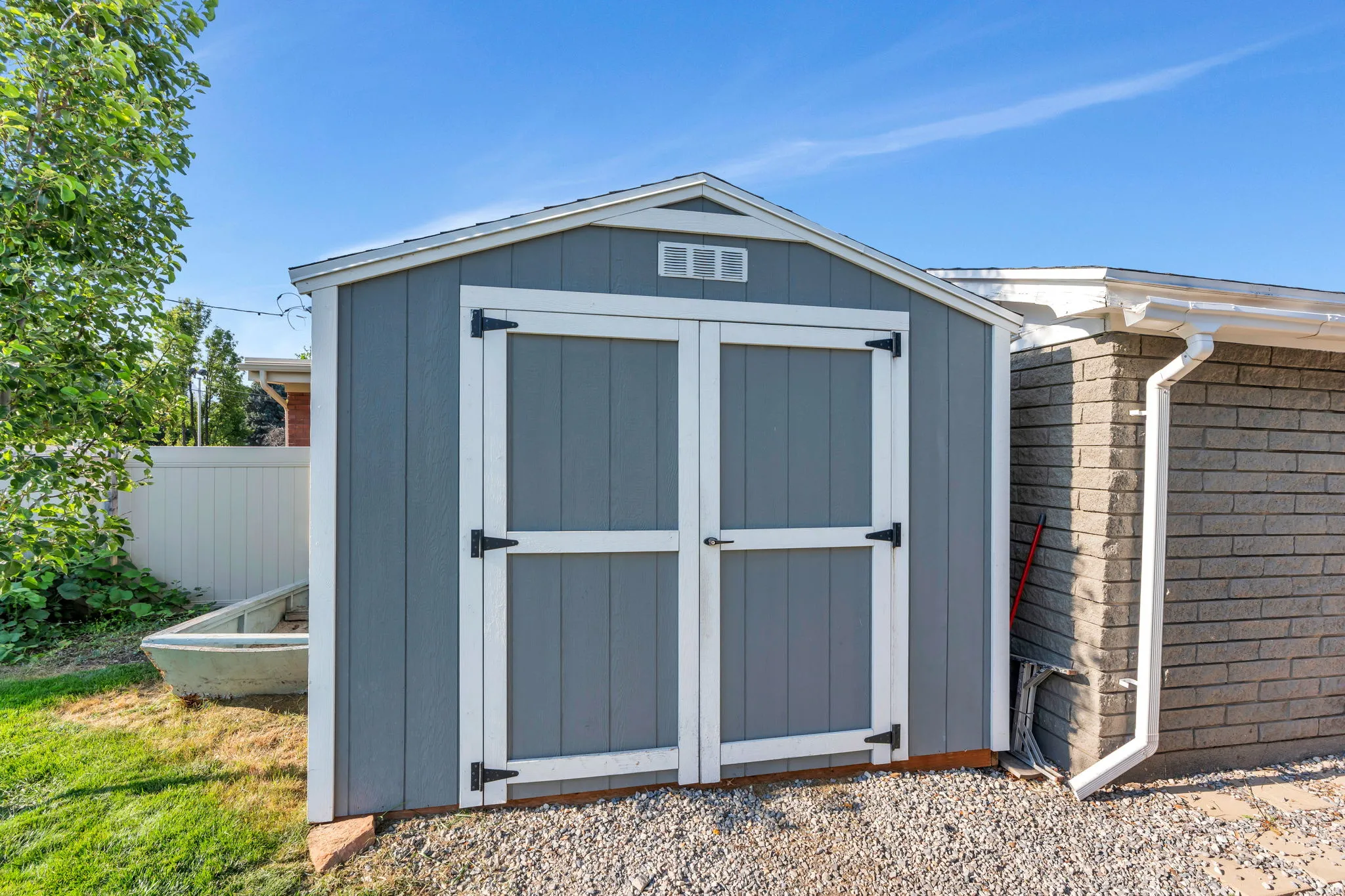 Gable-roofed shed