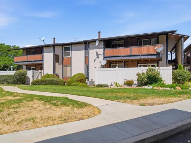Well maintained Orem 2-floor condo