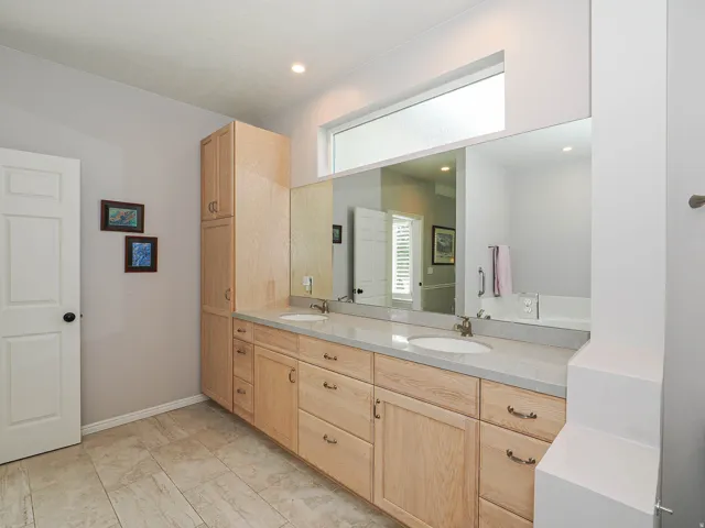 Main level primary bath