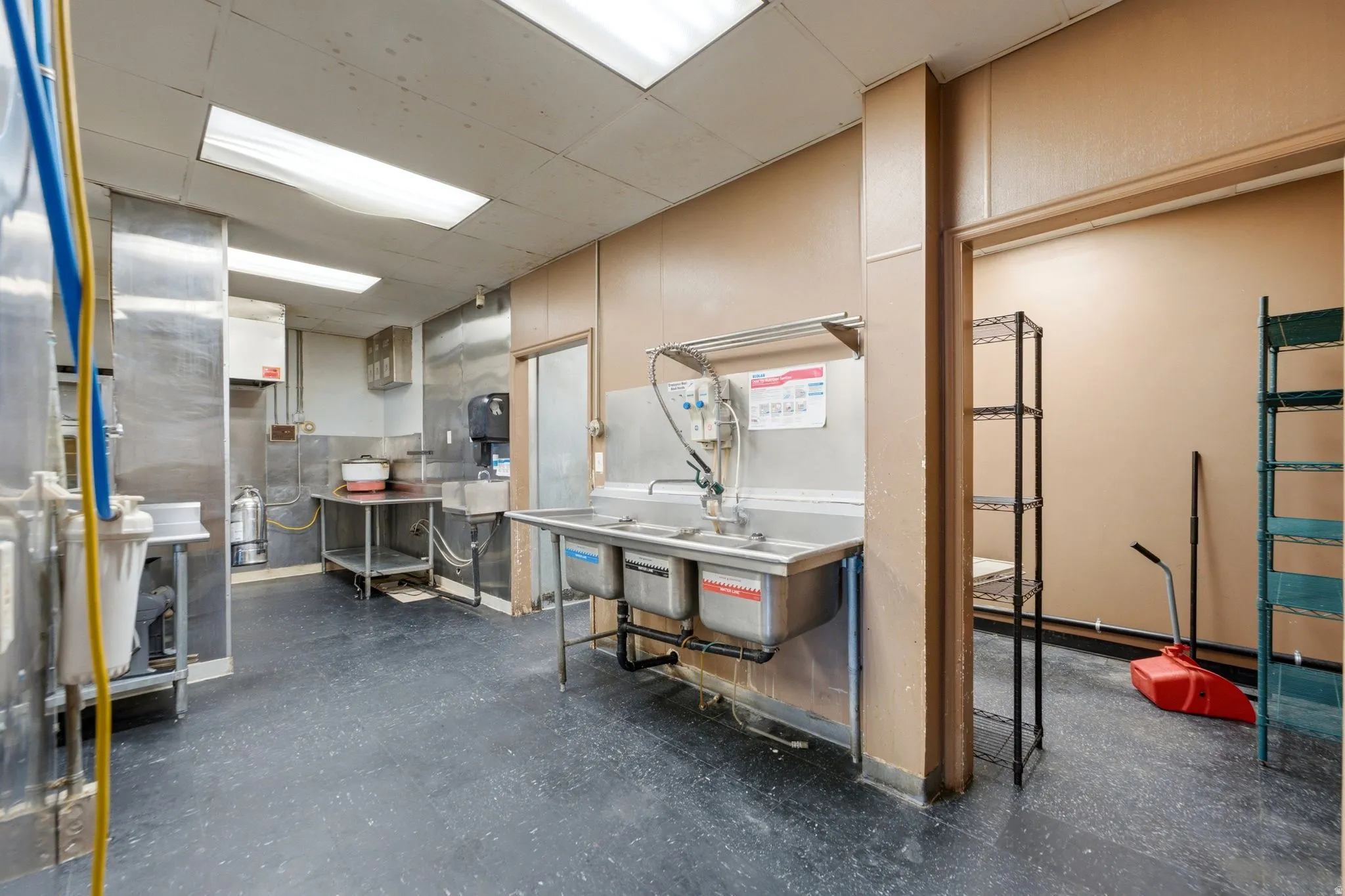 Triple sink wash bay and prep station