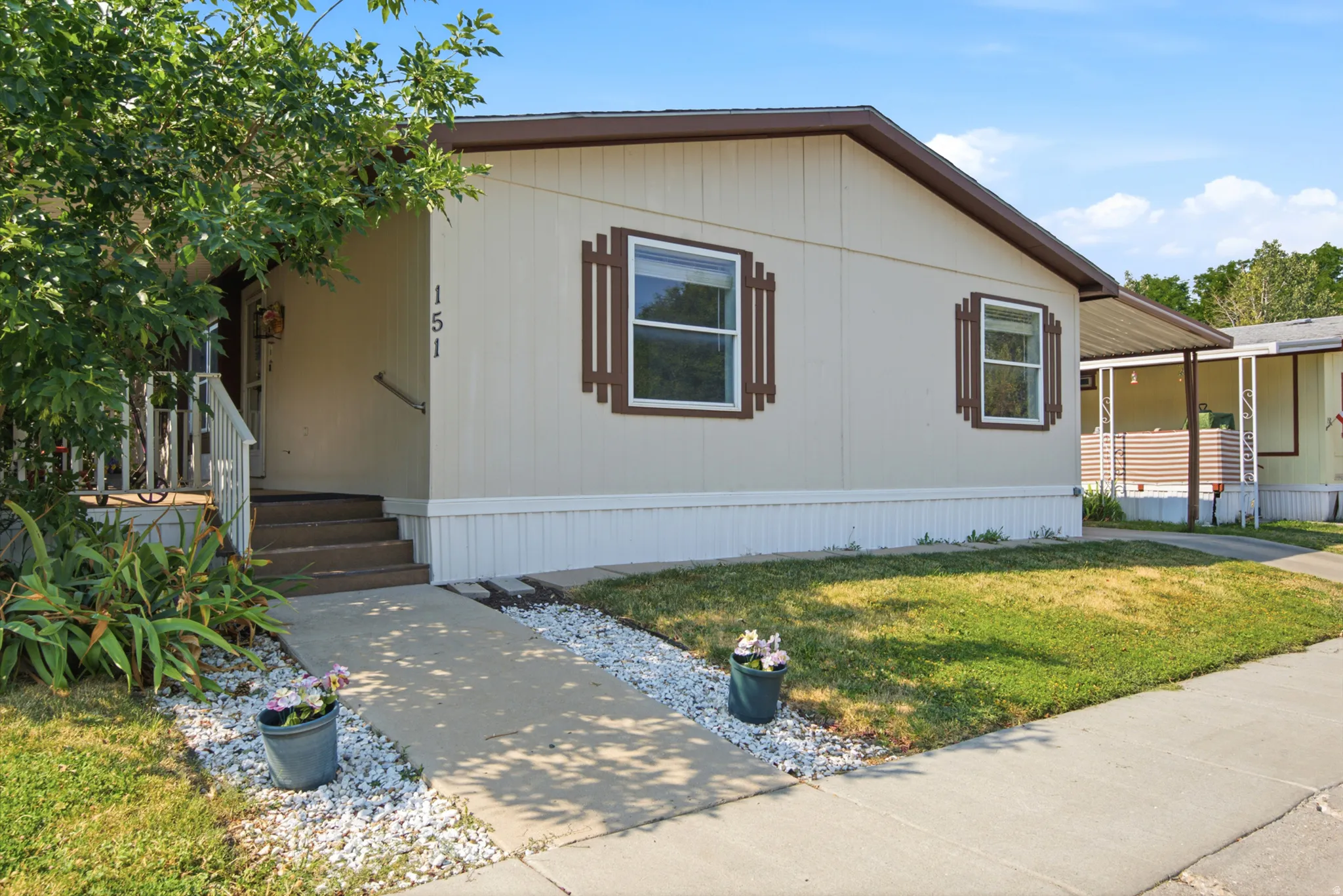 Welcoming manufactured home featuring a neutral exterior