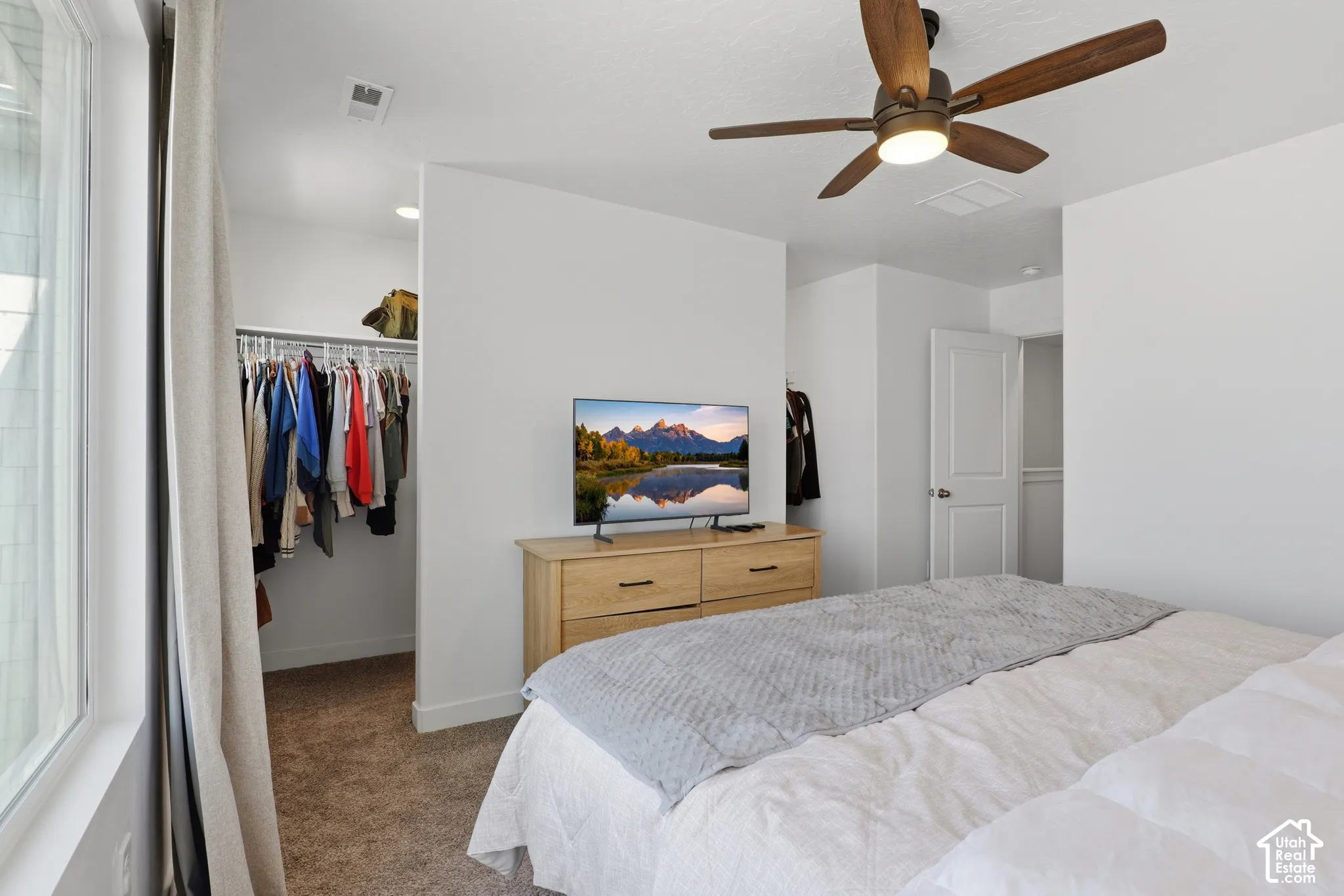 Recessed lighting, wood-finish ceiling fan, walk-in closet, and carpeted flooring