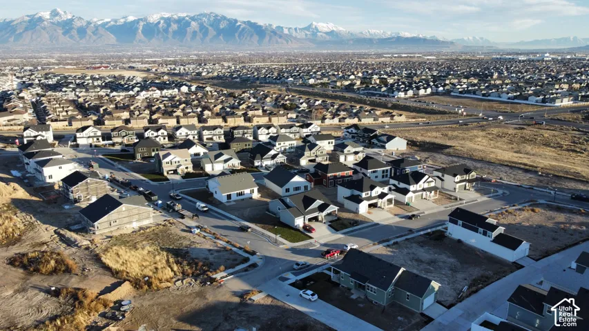 Expansive community setting with a mountainous backdrop