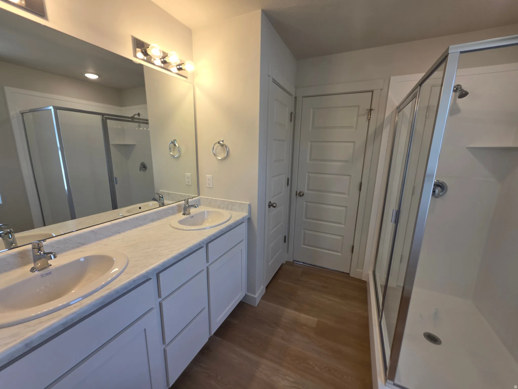 Dual vanity with undermount sinks and light-toned countertops