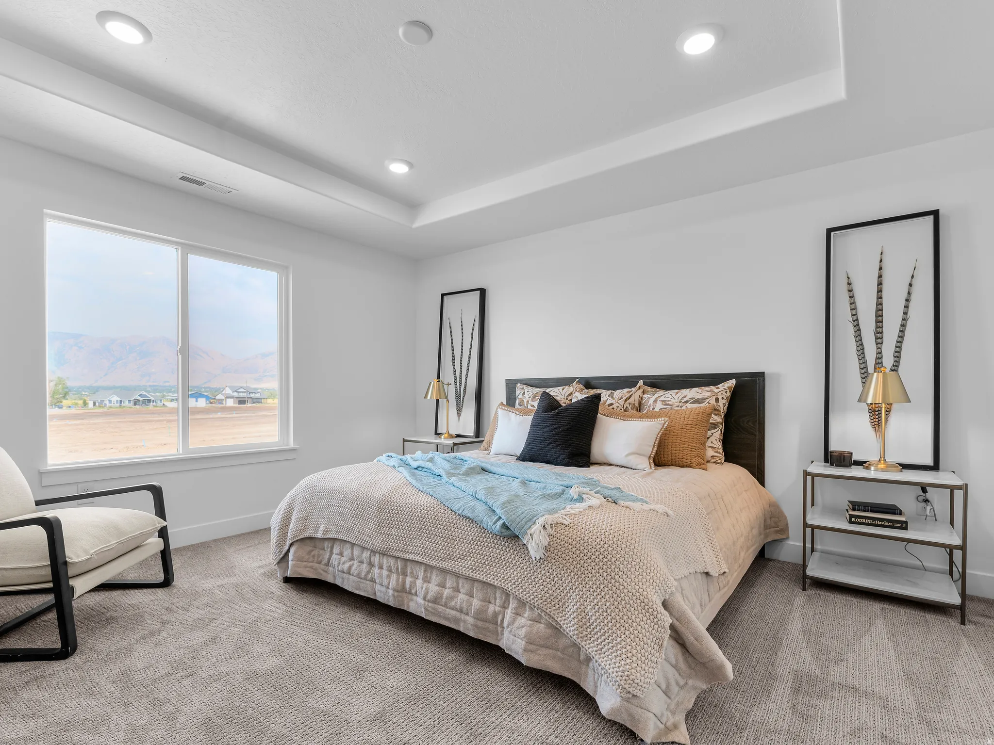 Tray ceiling with recessed lighting