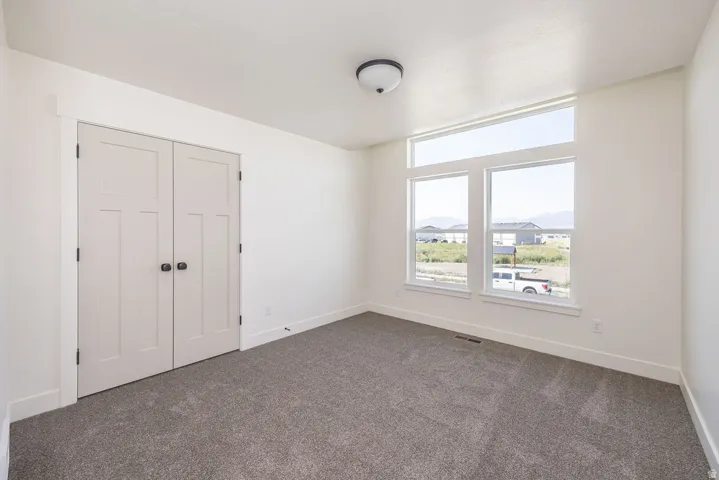 Neutral-toned wall-to-wall carpeting