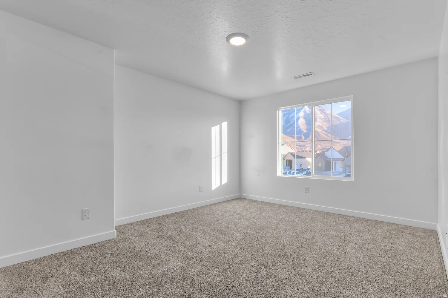 Picture of a Model Gardner. Not of current listing.