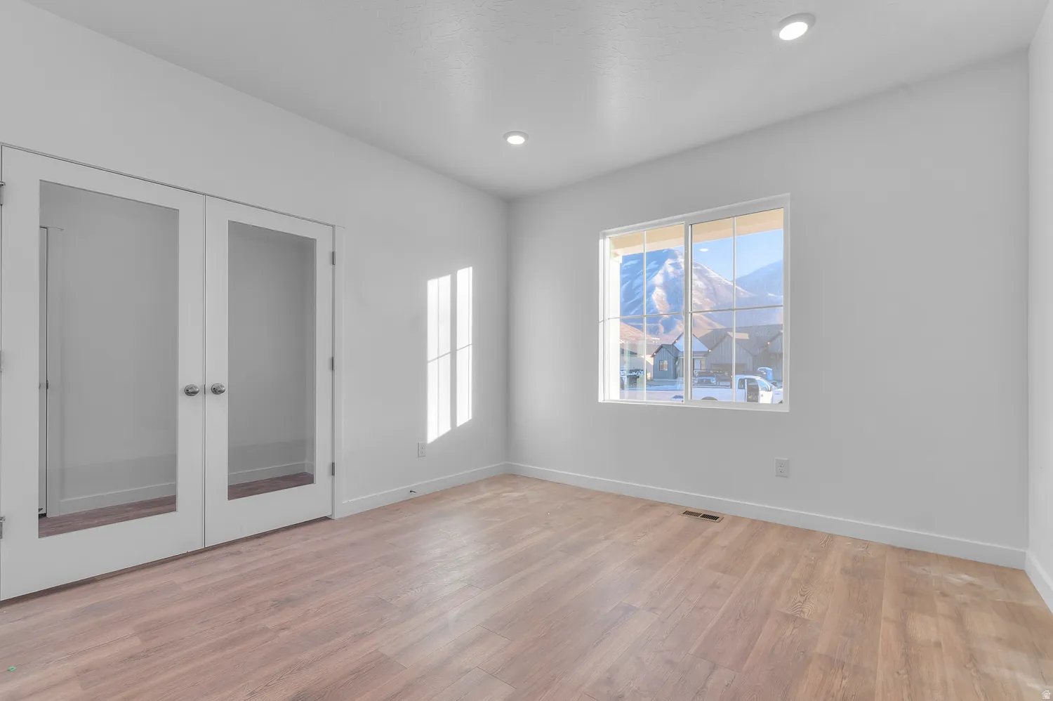 Picture of a Model Gardner. Not of current listing.