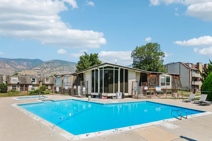 Outdoor swimming pool with integrated spa
