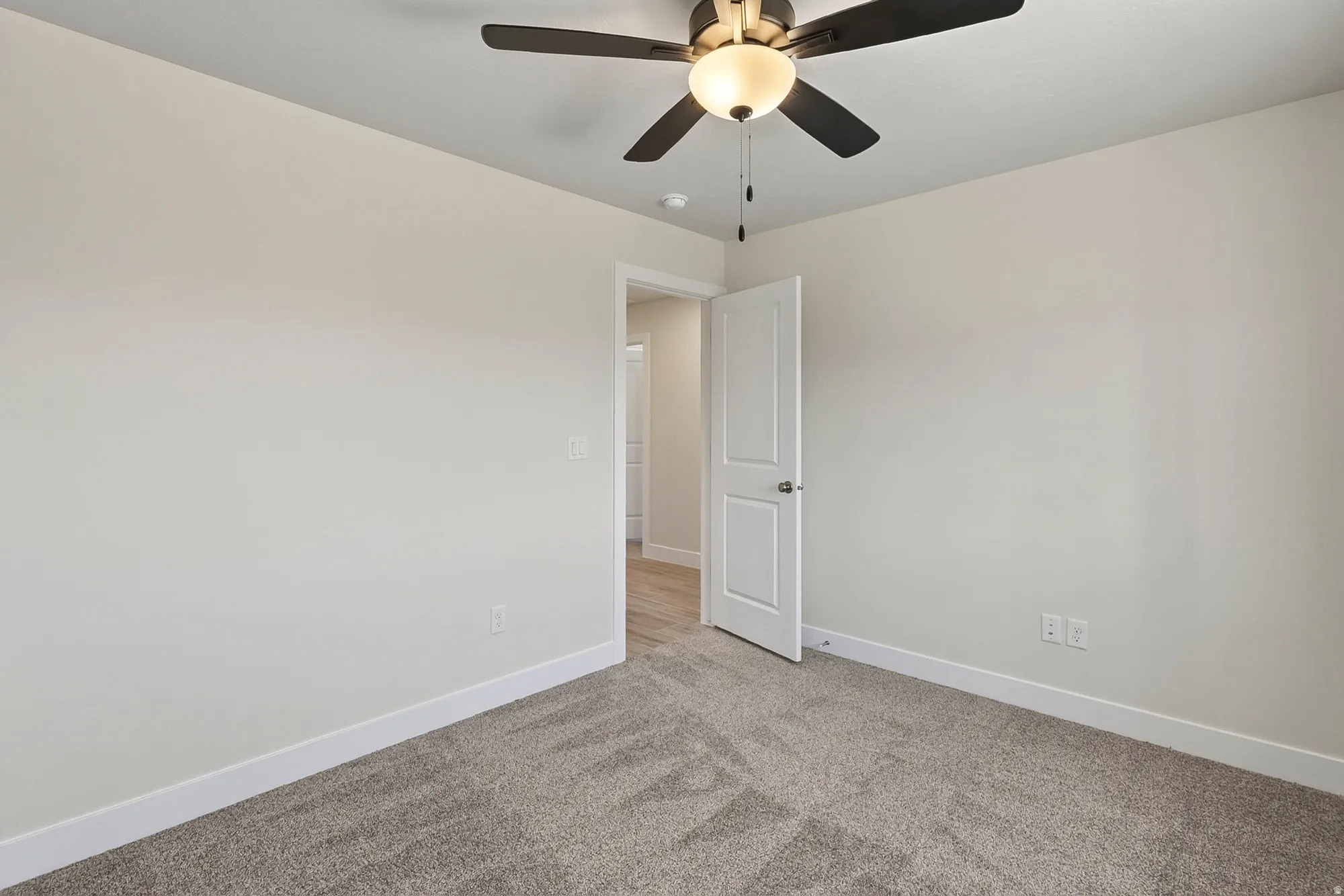 Recessed ceiling fan with integrated lighting
