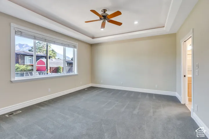 Recessed tray ceiling with integrated lighting and ceiling fan