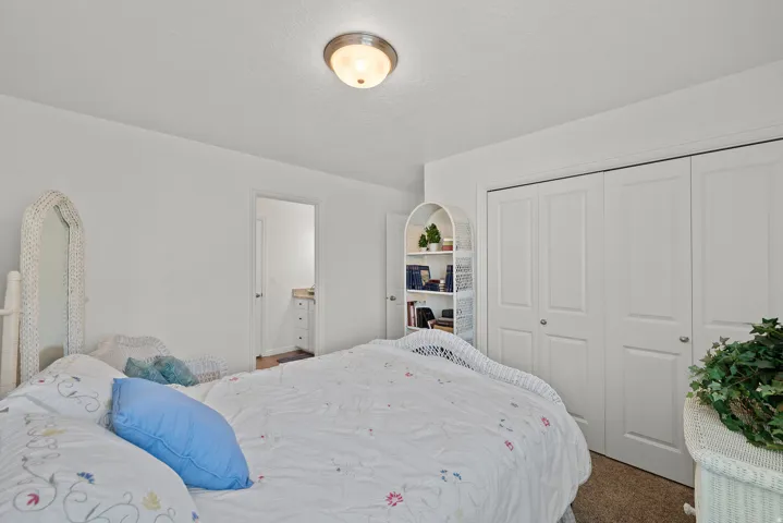 Recessed ceiling light fixture