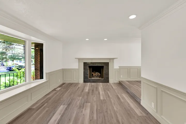 Bay window with integrated window seat