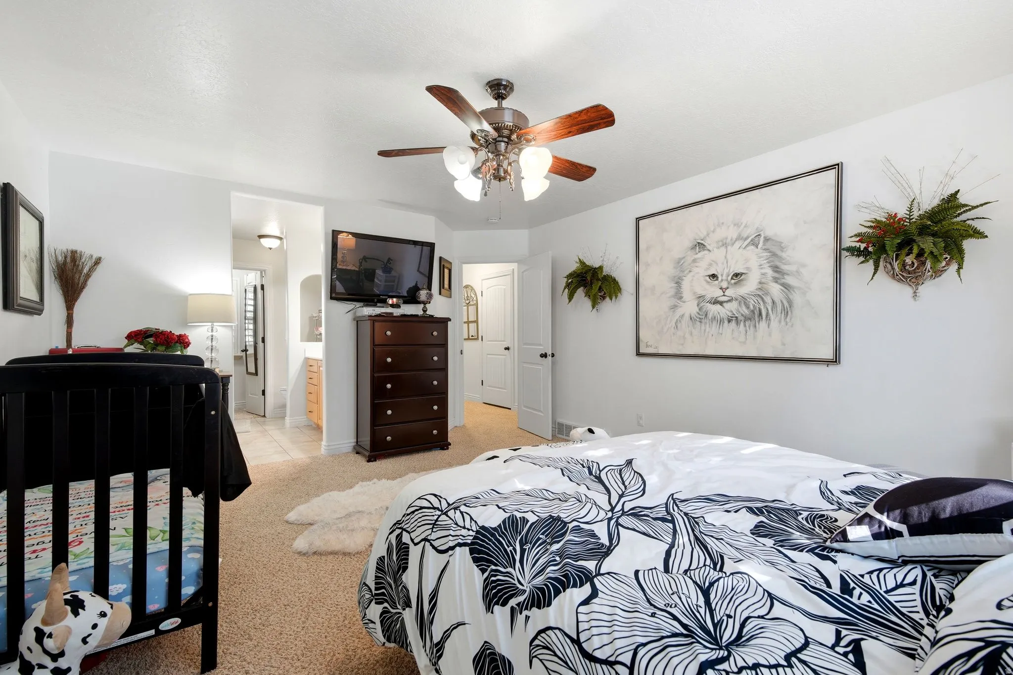 Ceiling fan with integrated lighting