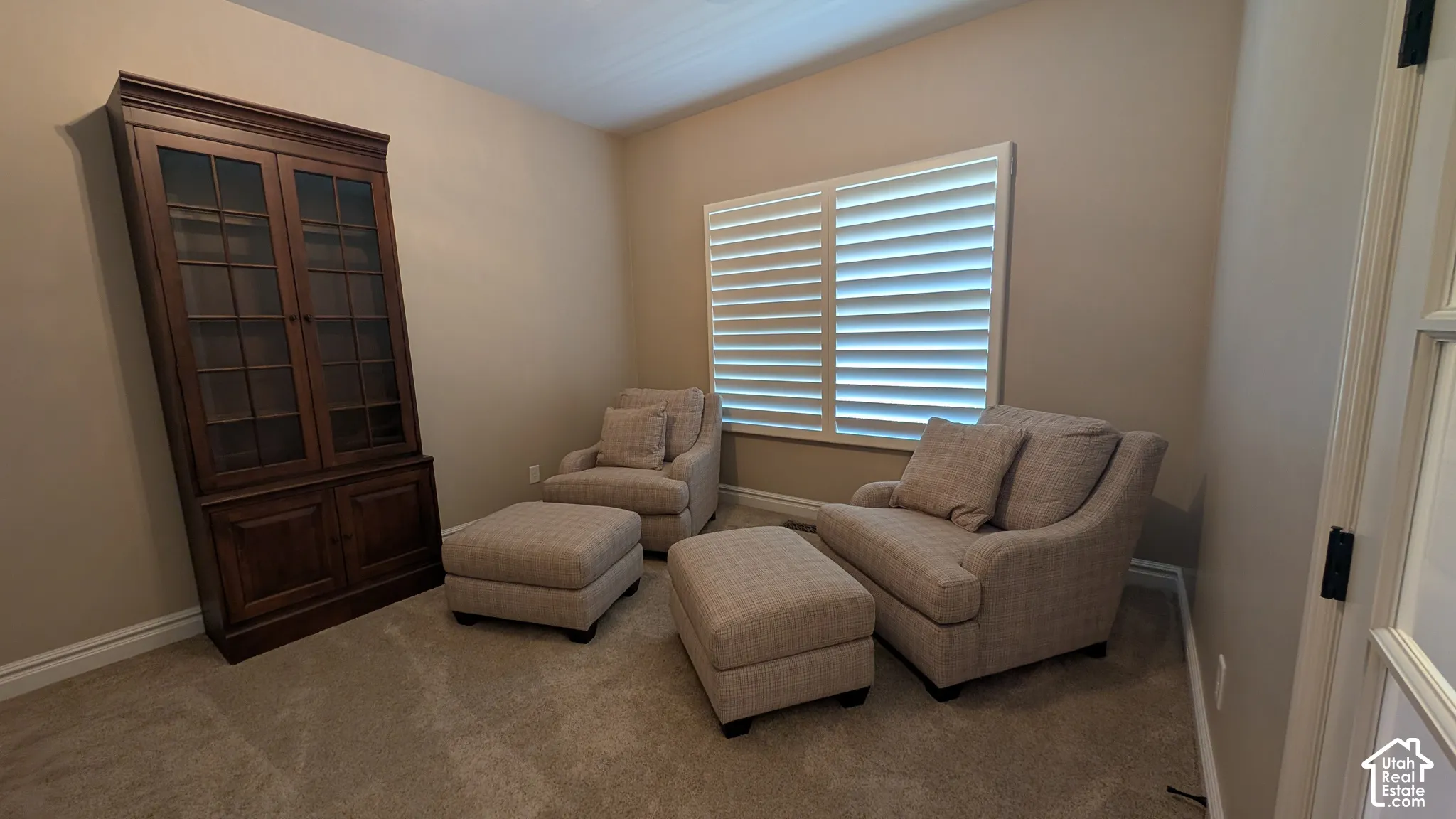 Wall-to-wall carpeting in a neutral tone