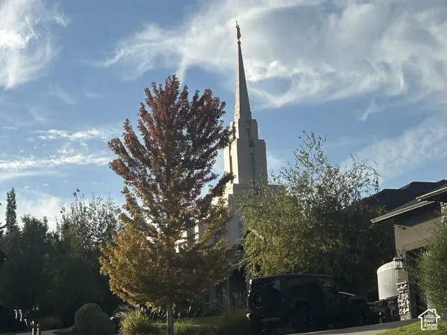 Beautiful neighborhood, views of mountains and temple