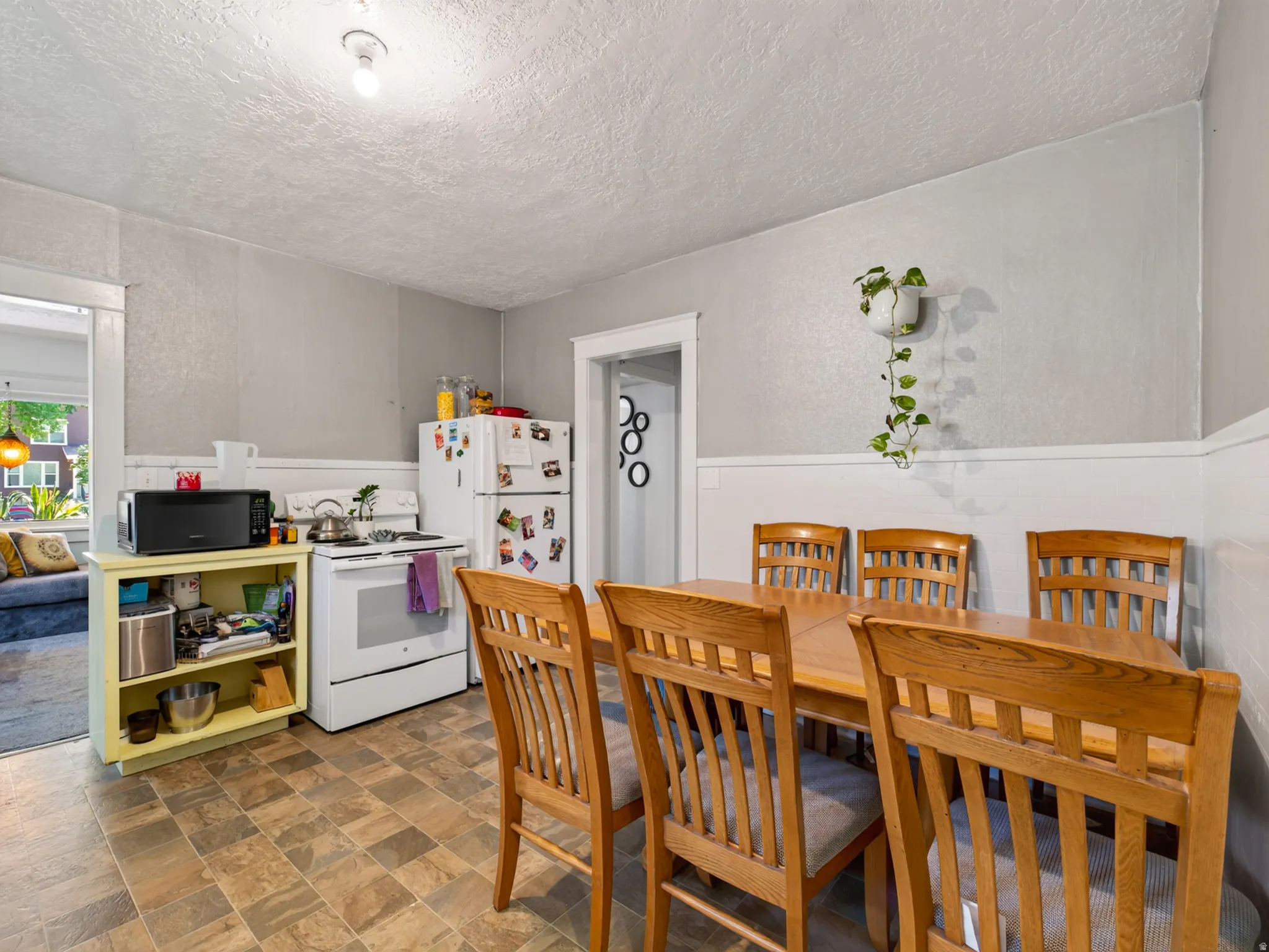 Spacious dinning