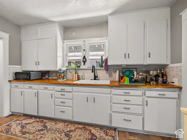 Modern farmhouse kitchen