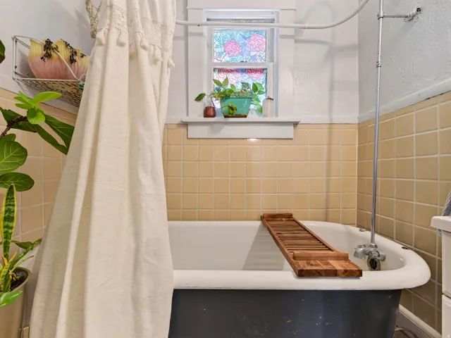 Relaxing soaking tub