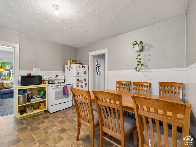 Spacious dinning