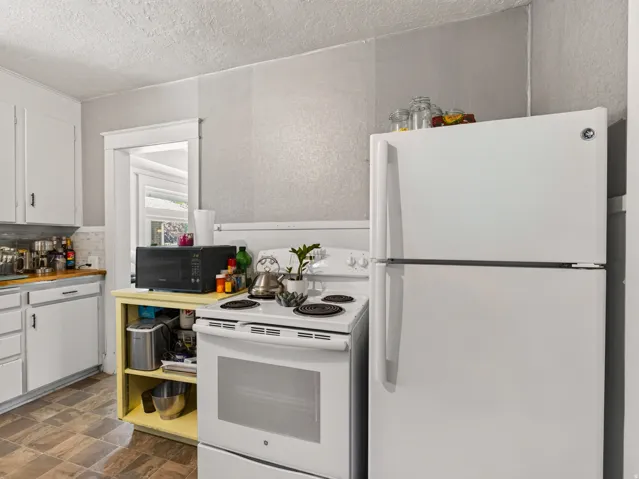 Space for full fridge and range