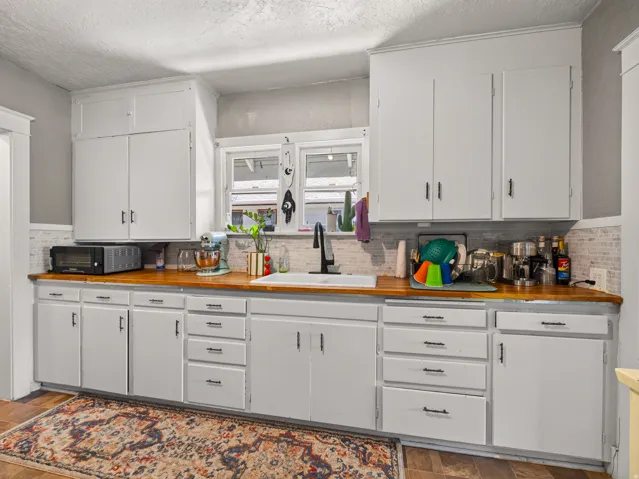 Modern farmhouse kitchen