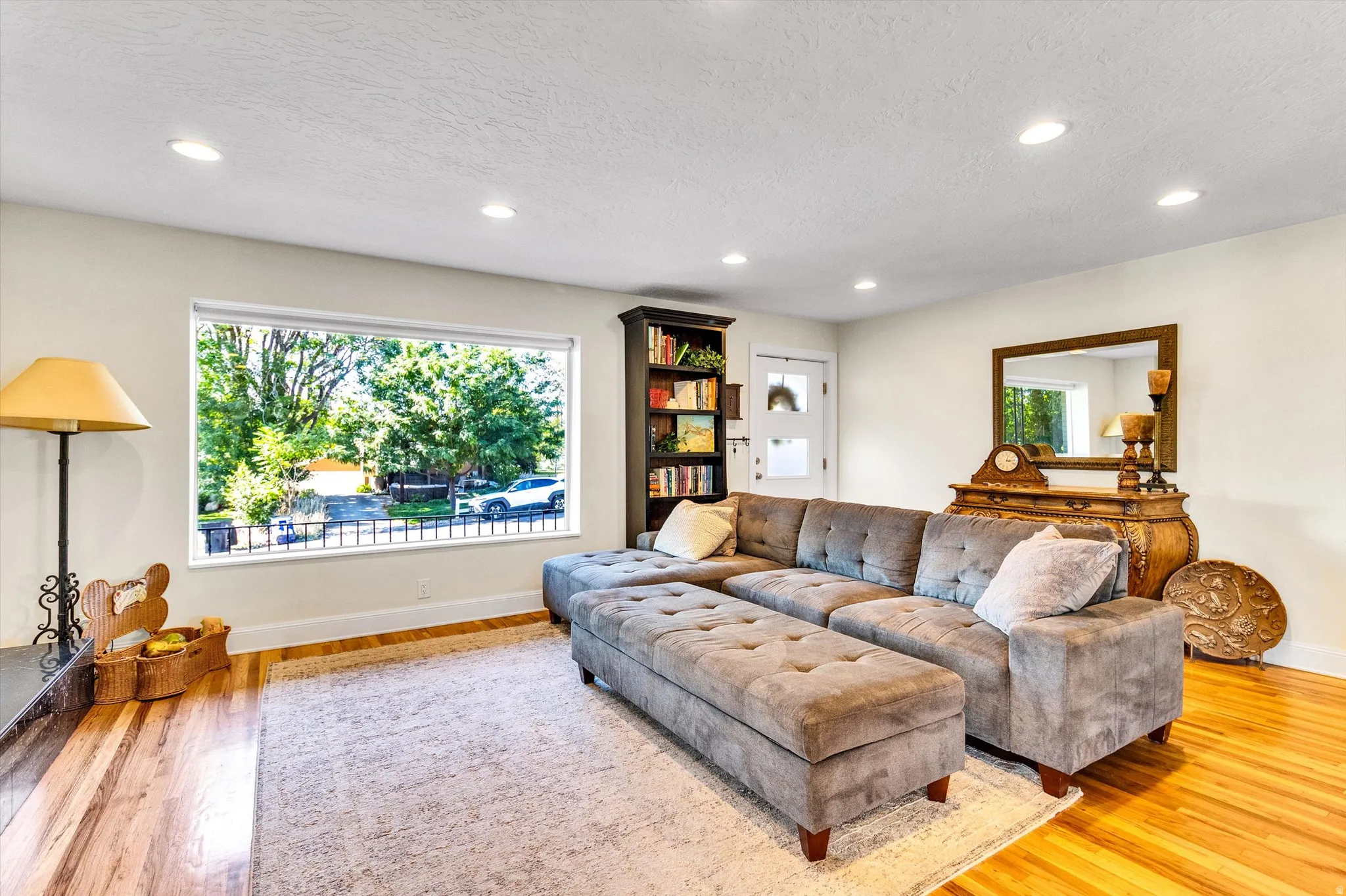 Living area with recessed ceiling lighting and wood-finish flooring