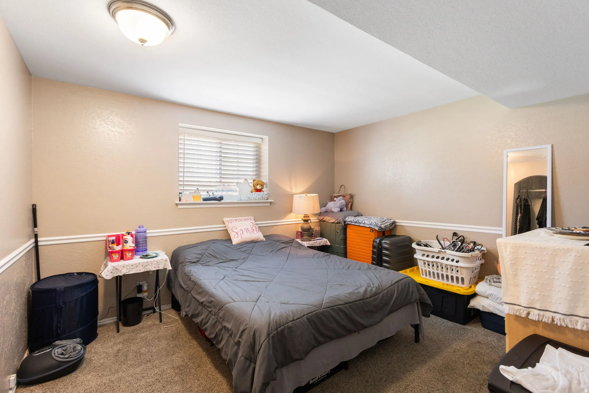 Window with blinds, wall-to-wall carpeting, and crown molding