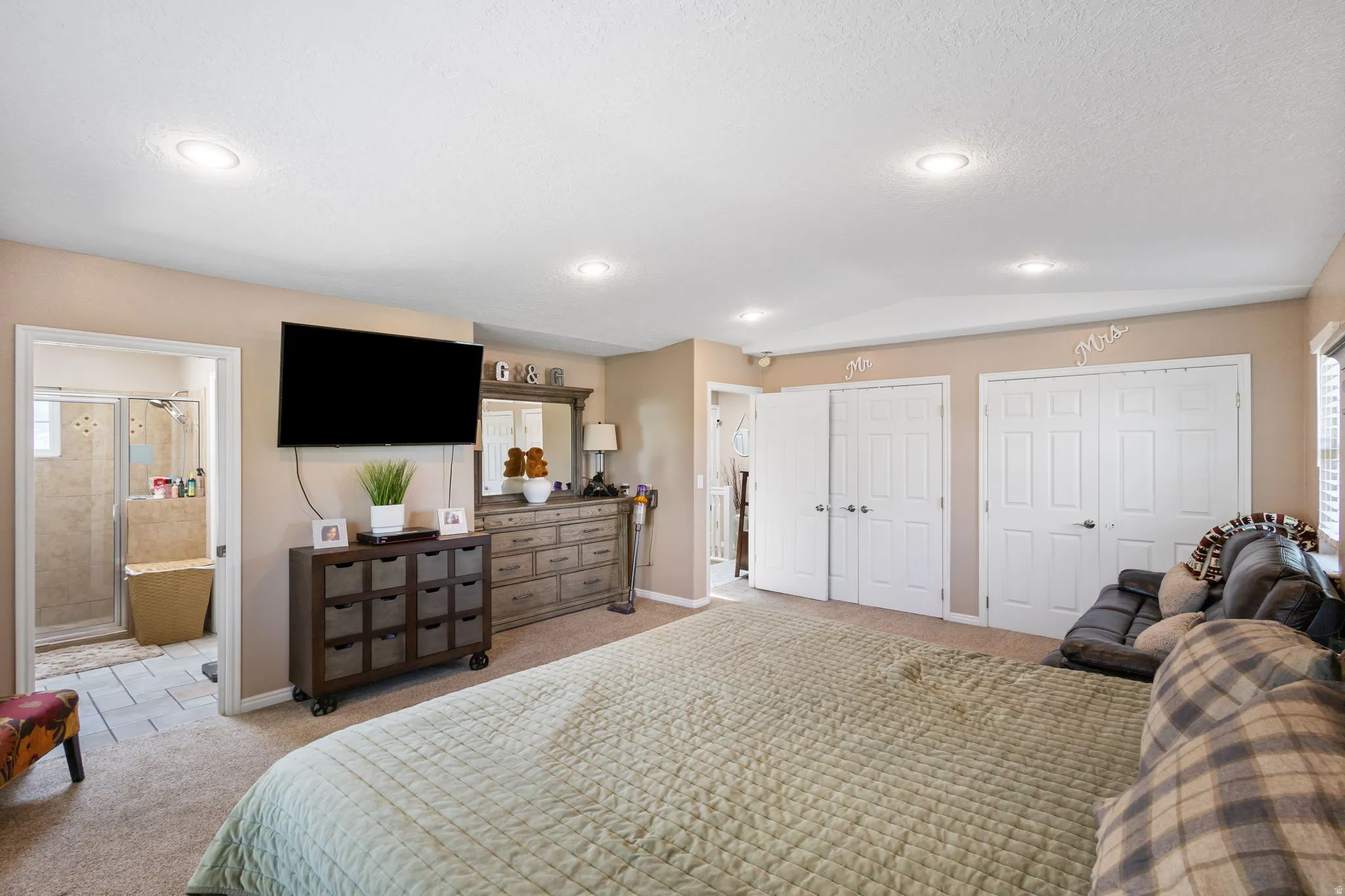 Recessed ceiling lighting, neutral-toned walls, and carpeted flooring