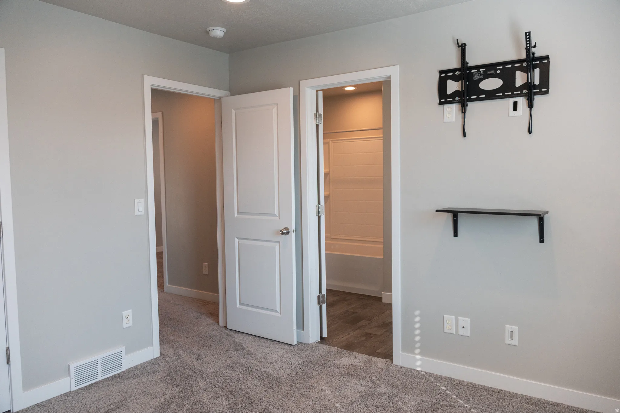 Neutral wall tones with carpet flooring
