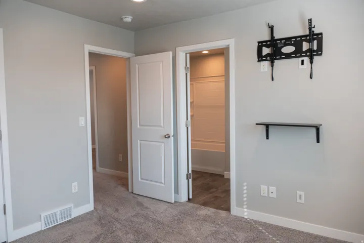 Neutral wall tones with carpet flooring