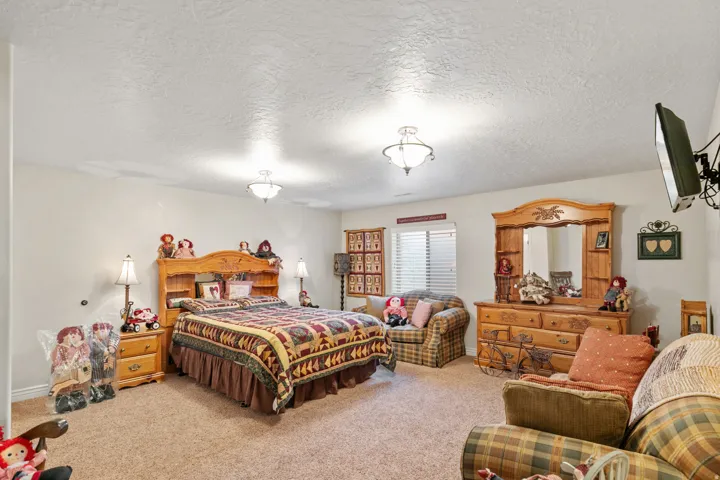 Recessed window with horizontal blinds, overhead lighting fixtures, and carpeted flooring