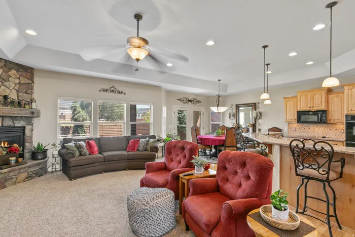Tray ceiling with recessed lighting and ceiling fan