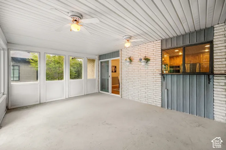Indoor / Outdoor screened sunroom